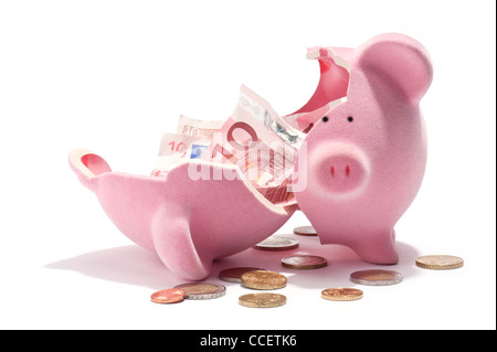 Eine gebrochene Sparschwein und Euro-Banknoten und-Münzen Stockfoto