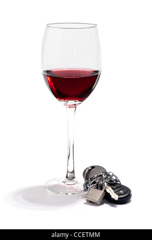 Ein Glas Rotwein und ein Autoschlüssel angekettet und Metallschlaufe Stockfoto