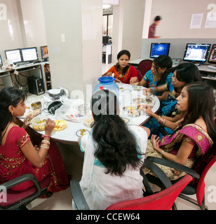 Frauen, die eine Mittagessen brechen bei einem Outsourcing-Center mit Sitz in Mumbai Indien Stockfoto