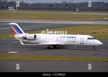 Brit Air (Bretagne Air International) Canadair CRJ100 Passagierflugzeug Besteuerung auf Start-und Landebahn am Flughafen Düsseldorf, Deutschland. Stockfoto