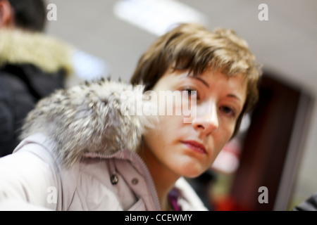 Mädchen in eine Winterjacke Stockfoto