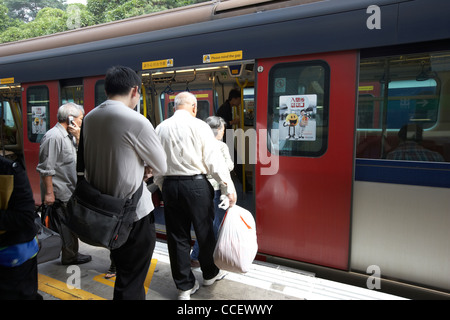 Fluggästen Zug auf Mtr u-Bahn Linie ehemaligen Kcr Kowloon Canton Railway Kowloon Tong Hong Kong Sonderverwaltungsregion Hongkong China Asien Stockfoto