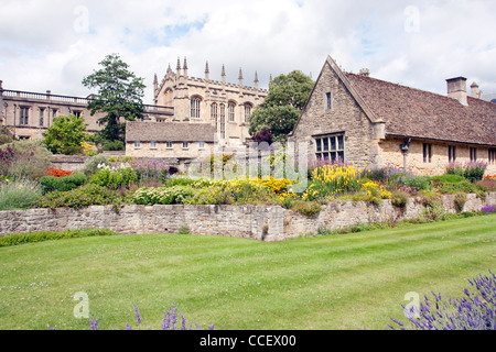 Sommergärten mit Lavendel Büsche und alten Steinhaus in oxford Stockfoto