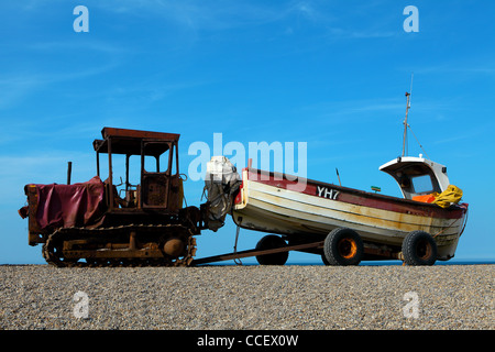 Ein Boot und ein Traktor auf einem Strand Stockfoto