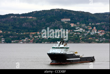 Offshore-Versorgung Schiff nähert sich der Hafen von Bergen, Norwegen Stockfoto