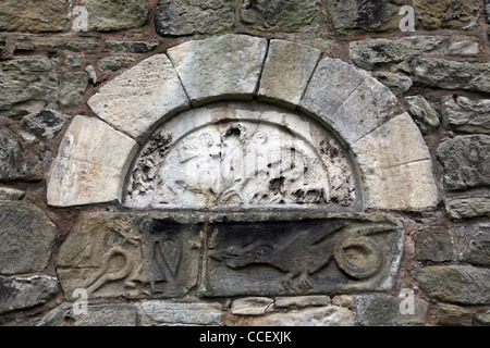 Der blockierte Anglo Saxon West Tür mit geschnitzten Tympanon, St John the Baptist Church, Ault Hucknell, Derbyshire Stockfoto