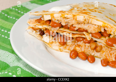 Chicken Quesadillas mit Chili Bohnen, Reis, Sauerrahm und Käse Stockfoto