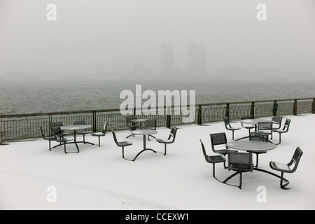 21. Januar 2012: Schnee gesehen, fallen durch den East River in Manhattan, New York City, USA. Stockfoto