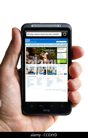 Die NHS Direct Gesundheit Beratung Website betrachtet auf einem HTC-Smartphone, England, UK Stockfoto