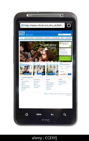 Die NHS Direct Gesundheit Beratung Website betrachtet auf einem HTC-Smartphone, England, UK Stockfoto