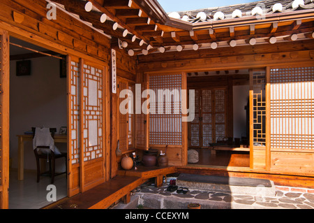 Traditionelle koreanische Haus mit Holzrahmen und Tondachziegel in Bukchon Hanok Village, Seoul, Korea Stockfoto