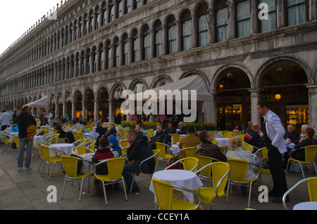 Cafe Terrasse mit Orchester Piazza San Marco den Markusplatz entfernt im Bezirk Venedig San Marco Stockfoto