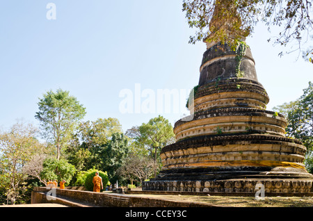 Buddhistische Mönche in orangefarbenen Gewändern Fuss Stupa in Wat U Mong-Tempel in Chiang Mai Thailand Stockfoto