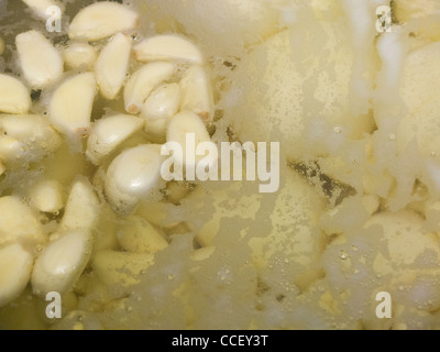 Knoblauch und Kartoffel in einen Topf mit Wasser simmering Stockfoto