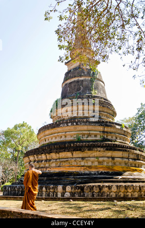 Buddhistischer Mönch in orange Gewand vorbeigeht Stupa in Wat U Mong-Tempel in Chiang Mai Thailand Stockfoto