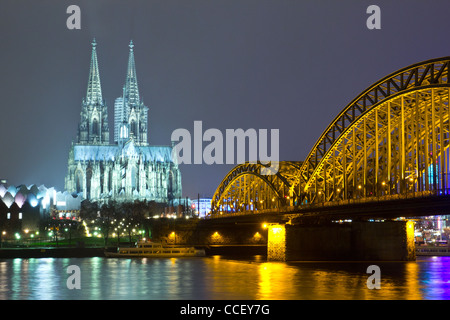 Riverside-Blick auf den Kölner Dom und Eisenbahn Brücke über den Rhein, Deutschland Stockfoto