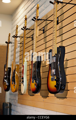 Fünf e-Gitarren hängen Display Rack im Store zum Verkauf Stockfoto