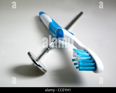 Ein Zahnarzt-Spiegel und eine Zahnbürste Stockfoto