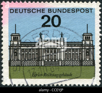 Deutschland - CIRCA 1964: Eine Briefmarke gedruckt in Deutschland, zeigt den Reichstag, Berlin, ca. 1964 Stockfoto