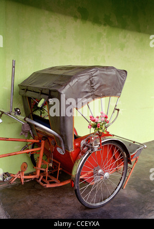 Touristische Rikscha in George Town in Insel Penang in Malaysia in Fernost Südostasien. Verkehr Tourismus Arbeit Geschäft Beruf Reisen Stockfoto