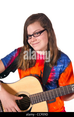Mädchen auf einem Stuhl, einer akustischen Gitarre isoliert auf weißem Hintergrund Stockfoto