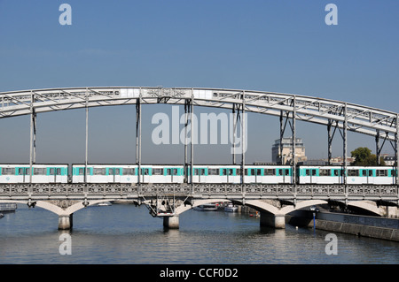 u-Bahn in Austerlitz Eisenbrücke am Seineufer Paris Frankreich Stockfoto