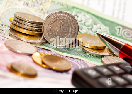 Geld Münzen, Rechner auf die polnische Banknoten Stockfoto