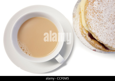 Erhöhte Ansicht Teetasse und Puderzucker Kuchen Stück Stockfoto