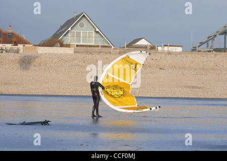 Halten einen Kite-surfen Kite an einem sehr windigen Tag. Bracklesham Bay. Stockfoto