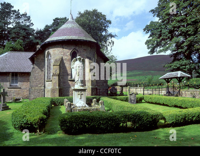 Römisch-katholische Kirche von St Huberts mit Statue und Lychgate an der Dunsop Bridge im Forest of Bowland nahe dem Trog von Bowland Lancashire England UK Stockfoto