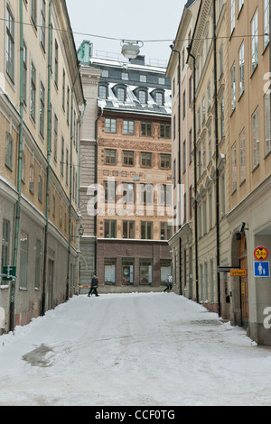 Eine schmale Straße in Stockholm, Schweden, mit Schnee im Winter bedeckt. Stockfoto