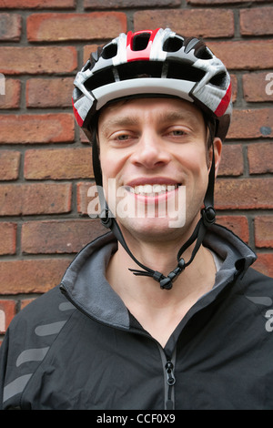 Porträt von happy Biker Helm tragen Stockfoto