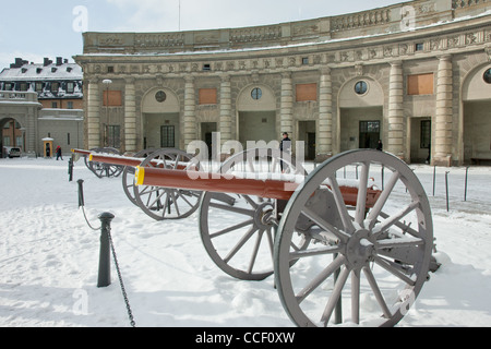 Kanonen und wachen stehen vor dem königlichen Palast in Stockholm, Schweden. Stockfoto