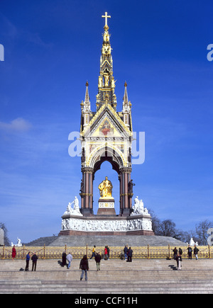 Historisches viktorianisches Londoner Wahrzeichen Albert Memorial in Kensington Gardens Hyde Park mit Prinz Albert sitzend Blue Sky Day London England GB Stockfoto