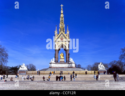 Historisches viktorianisches Londoner Tourismusdenkmal Albert Memorial in Kensington Gardens Landschaft mit Prince Albert sitzend Blue Sky Day London England Großbritannien Stockfoto