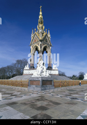 Historisches viktorianisches Londoner Winterdenkmal Albert Memorial in Kensington Gardens Landschaft mit Prinz Albert sitzender blauer Himmel Tag London England Großbritannien Stockfoto