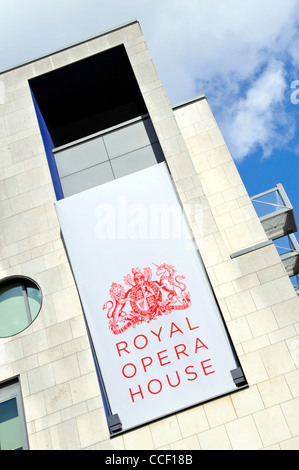 Rote Schild und Wappen mit Wappen auf der Außenwand des Royal Opera House Covent Garden building London England Großbritannien Stockfoto