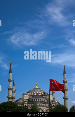 Die türkische Flagge Wellen in der Nähe der blauen Moschee in Istanbul Stockfoto