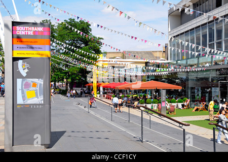 Bunting über dem soutbank Zentrum sonnigen Sommertag mit Informationen Panel mit Karten in der Nähe von veranstaltungsorten Lambeth London England UK aufgereiht Stockfoto