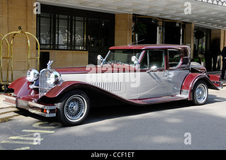 Seite und der Vorderseite des Custom built Buckingham V 12 Sport Limousine außerhalb der Dorchester Hotel Park Lane Mayfair London England UK geparkt Stockfoto