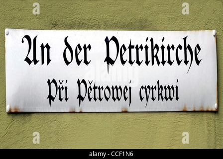 Straßenschild der Bautzen in Deutsch und Sorbisch an der Petrikirche - Pri Petrowej Cyrkwi. Stockfoto