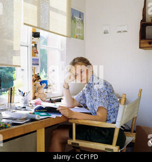 Herr Sleepy Teenager-Mädchen ihre Schule Hausaufgaben Stockfoto