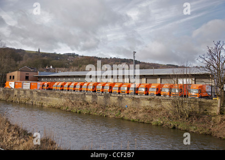 Die TNT Transport Güterbahnhof in Ramsbottom mit einer Reihe von Lastwagen. Stockfoto