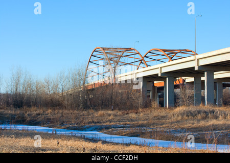 Cedar Avenue oder Highway 77 Twin Brückendecks über Minnesota River aus schwarzen Hund zu bewahren in Eagan Minnesota Stockfoto