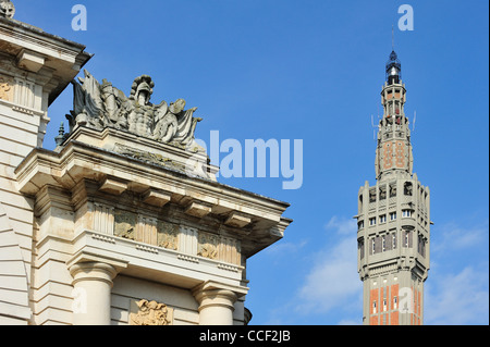 Glockenturm und Triumphbogen Porte de Paris, Lille, Frankreich Stockfoto