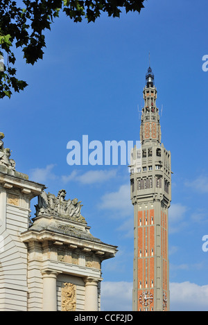 Glockenturm und Triumphbogen Porte de Paris, Lille, Frankreich Stockfoto