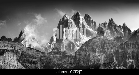 Ansichten der Cadini di Misurina gesehen von Tre Cime di Lavaredo, in den italienischen Dolomiten Alpen Stockfoto