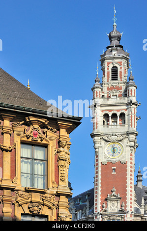 Dekorierte historische Fassade und Glockenturm / Glockenturm der Handelskammer am Viertel Vieux Lille, Lille, Frankreich Stockfoto