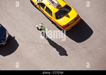 Polizei-Person Regie Traffic, belebten Kreuzung, NYC Stockfoto