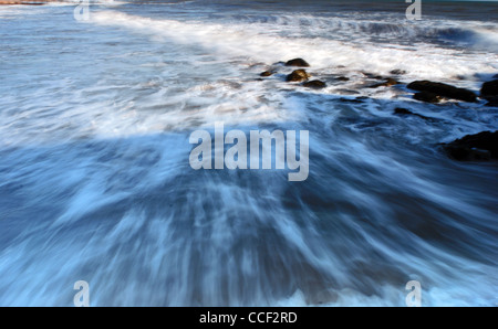 Wind peitschte Brandung brechen auf Dawlish Warren. Devon, England. Dies ist eine Langzeitbelichtung Bild. Stockfoto